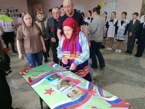 В Ильнетской школе открыли парту Героев