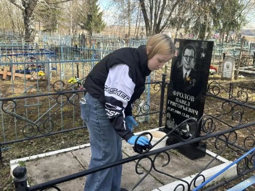 Волонтёры школы №2 в Менделеевске привели в порядок могилы участников ВОВ