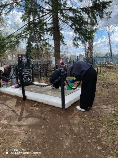 Волонтёры школы №2 в Менделеевске привели в порядок могилы участников ВОВ