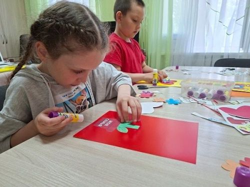 Воспитанники приюта Менделеевска сделали открытки для любимой семьи