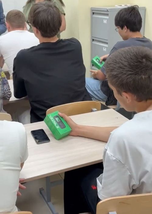 В Менделеевске призывникам перед отправкой в армию вручили телефоны и сим-карты