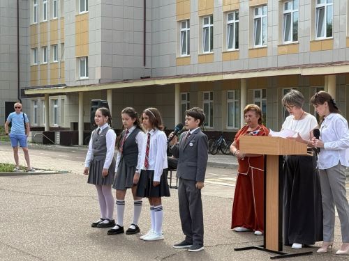 В первой школе Менделеевска последний звонок прозвенел для младших школьников