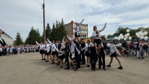 Последний звонок в школе №4 Менделеевска: 46 выпускников попрощались со школой