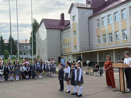 В первой школе Менделеевска последний звонок прозвенел для младших школьников