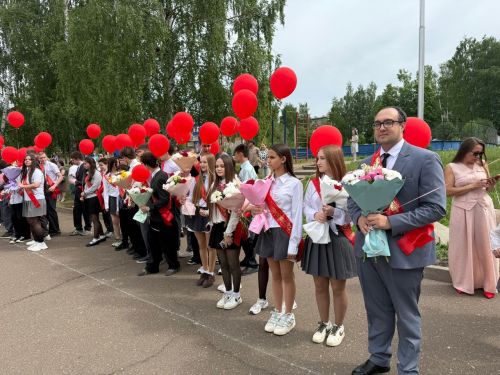 424 выпускника попрощались со школой: в Менделеевске прошёл последний звонок