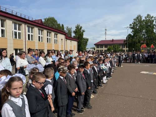 В первой школе Менделеевска последний звонок прозвенел для младших школьников