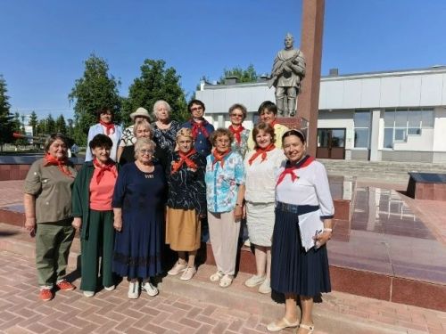 Бывшие пионервожатые Менделеевского района собрались на встречу в честь Дня пионерии
