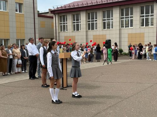 424 выпускника попрощались со школой: в Менделеевске прошёл последний звонок