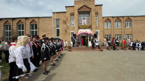 Последний звонок в школе №4 Менделеевска: 46 выпускников попрощались со школой