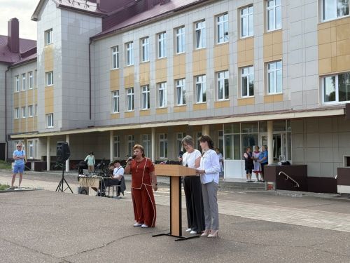В первой школе Менделеевска последний звонок прозвенел для младших школьников