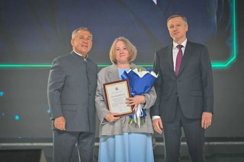 Сотрудница «Аммония» Лиана Тарасова получила награду от Раиса Татарстана