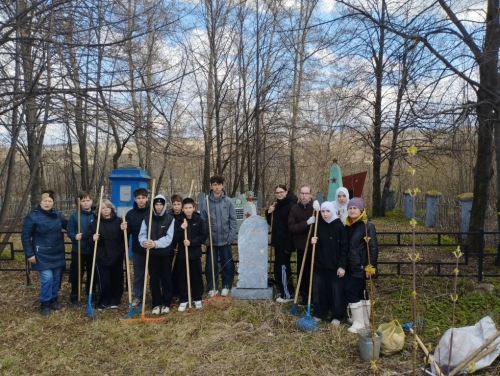 Школьники Менделеевска очистили захоронения бойцов Красной Армии