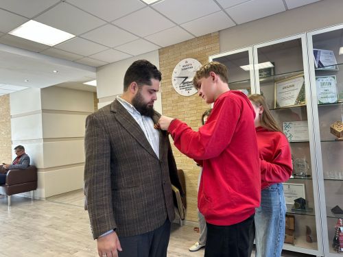 В Менделеевске деловой понедельник начался с патриотической акции