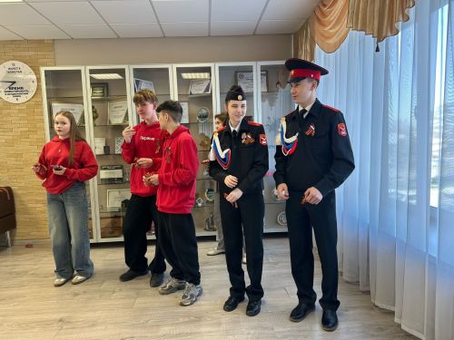 В Менделеевске деловой понедельник начался с патриотической акции