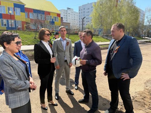 Альфия Когогина оценила ход строительства соцобъектов в Менделеевске и встретилась с ветераном