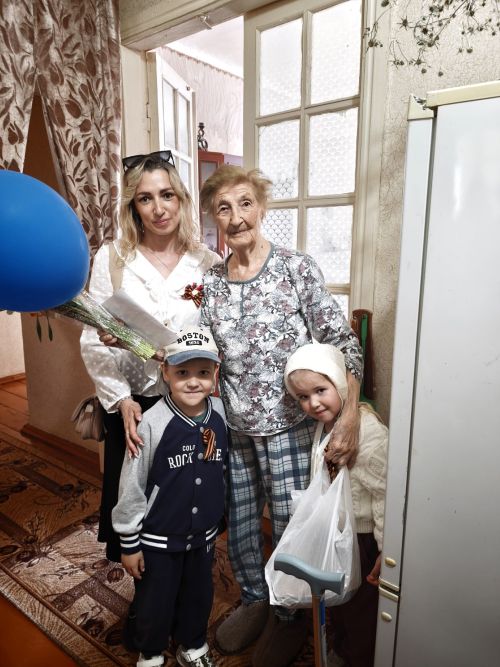 Воспитанники детского сада №10 Менделеевска поздравили труженицу тыла с Днём Победы