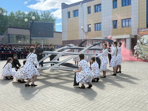 Трогательную вокально-хореографическую композицию представили на праздновании 81-й годовщины Победы в Менделеевске