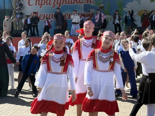 Трогательную вокально-хореографическую композицию представили на праздновании 81-й годовщины Победы в Менделеевске