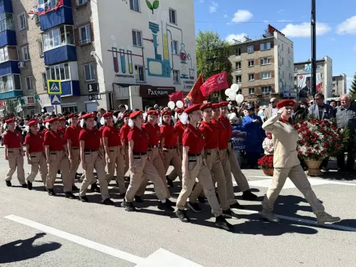 Колонна боевой техники и праздничный марш прошли в Менделеевске