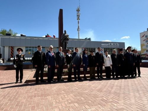Колонна боевой техники и праздничный марш прошли в Менделеевске