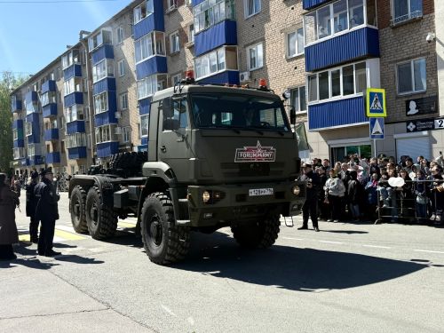 Колонна боевой техники и праздничный марш прошли в Менделеевске
