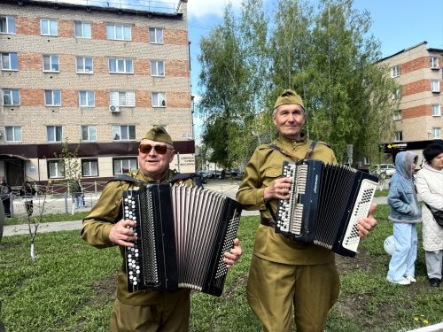 Праздничная колонна прошла по аллее Героев в Менделеевске в День Победы