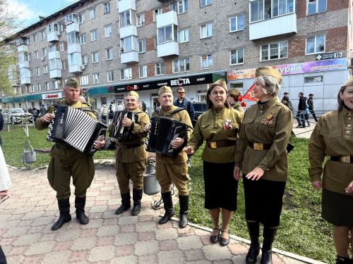 Праздничная колонна прошла по аллее Героев в Менделеевске в День Победы