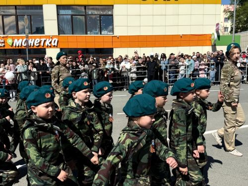 Колонна боевой техники и праздничный марш прошли в Менделеевске