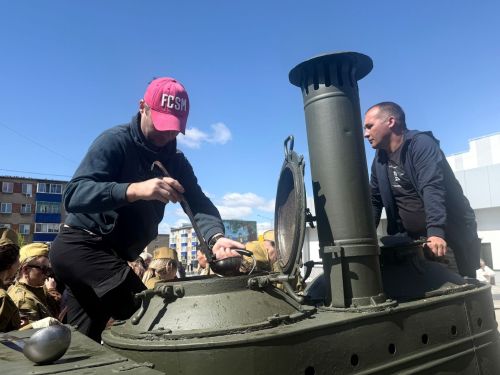 В Менделеевске угощали горожан солдатской кашей в честь 9 Мая