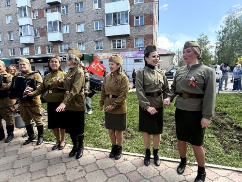 Праздничная колонна прошла по аллее Героев в Менделеевске в День Победы