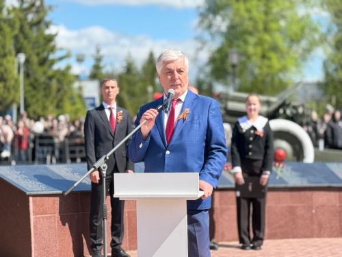 Колонна боевой техники и праздничный марш прошли в Менделеевске