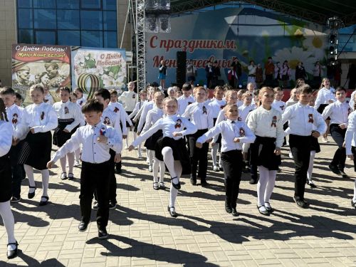Трогательную вокально-хореографическую композицию представили на праздновании 81-й годовщины Победы в Менделеевске