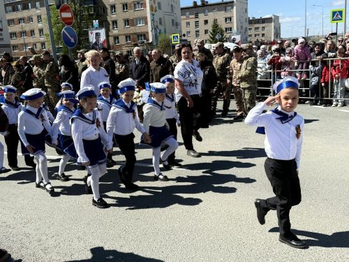 Колонна боевой техники и праздничный марш прошли в Менделеевске