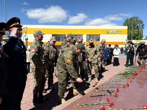 Колонна боевой техники и праздничный марш прошли в Менделеевске