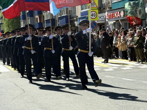 Колонна боевой техники и праздничный марш прошли в Менделеевске