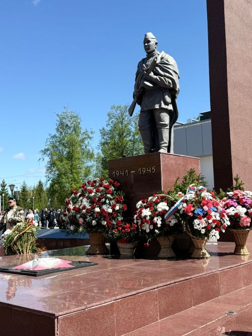 Колонна боевой техники и праздничный марш прошли в Менделеевске