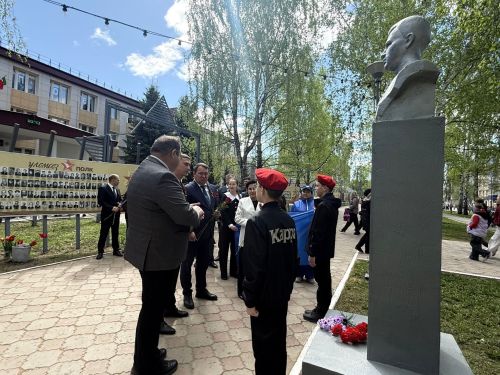 Праздничная колонна прошла по аллее Героев в Менделеевске в День Победы