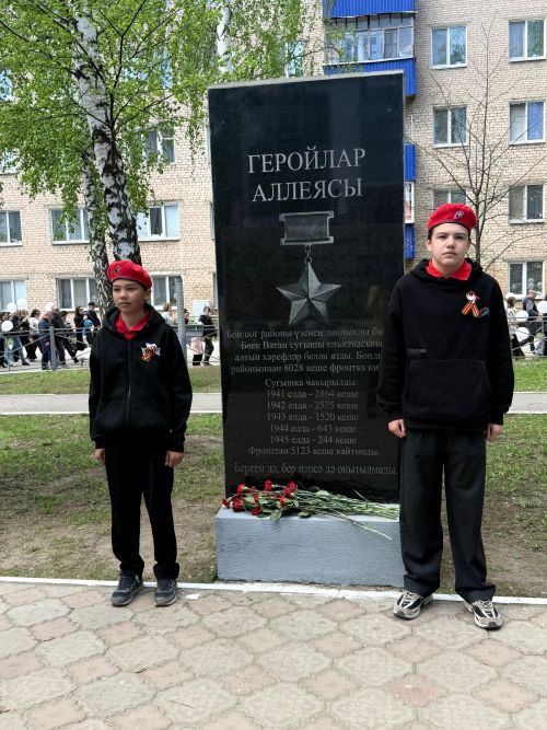 Праздничная колонна прошла по аллее Героев в Менделеевске в День Победы