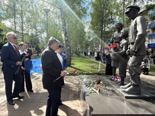 Праздничная колонна прошла по аллее Героев в Менделеевске в День Победы