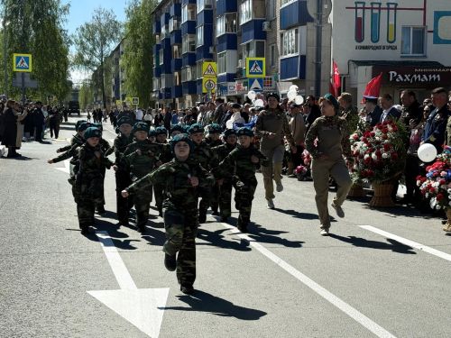 Колонна боевой техники и праздничный марш прошли в Менделеевске