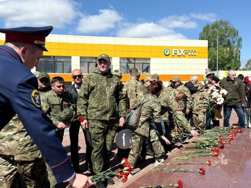 Колонна боевой техники и праздничный марш прошли в Менделеевске