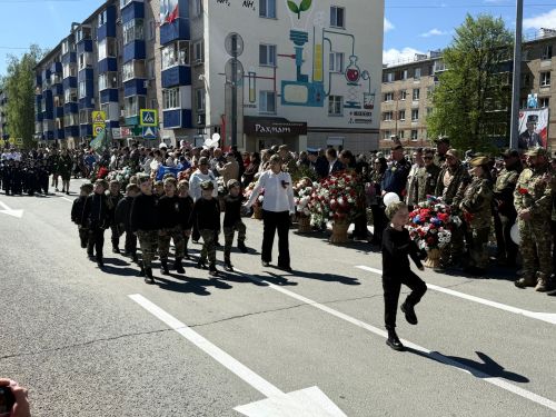 Колонна боевой техники и праздничный марш прошли в Менделеевске