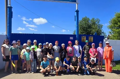Ребята из пришкольного лагеря и ЛТО  гимназии «Мирас» Менделеевска побывали в конно-спортивной школе