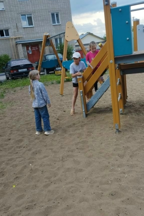 Җәйге ишегалды: Хезмәт урамы, 8 адресы буенча яңа уен мәйданчыгы ачылды