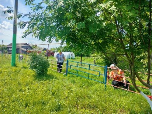 В селе Татарские Челны сотрудники бюджетных организаций покрасили парк в ходе средника
