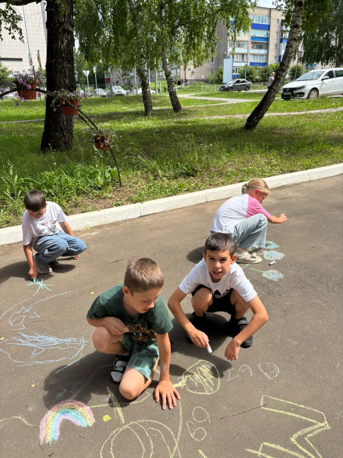 Ребята из лагеря «Солнышко» покорили редакцию «Менделеевских новостей»: марафон творчества и драйва