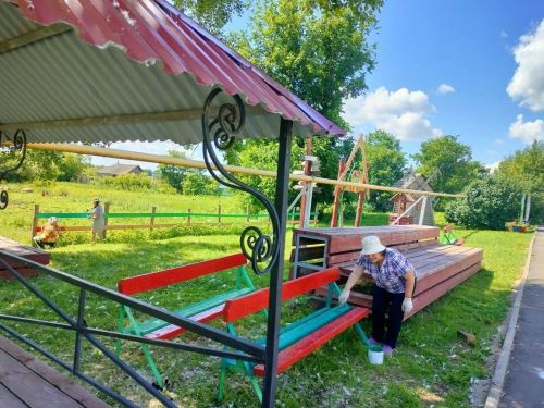 В селе Татарские Челны сотрудники бюджетных организаций покрасили парк в ходе средника