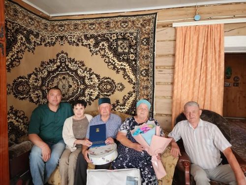 Житель деревни Тураево Фирдавес Фаттахов принимал поздравления в связи с юбилеем