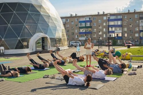 В Менделеевске впервые отметили Международный день йоги у купола «Атмосфера»