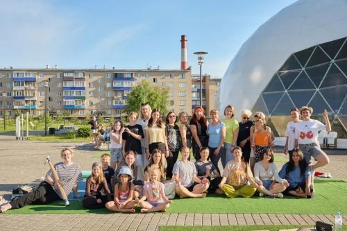 В Менделеевске впервые отметили Международный день йоги у купола «Атмосфера»